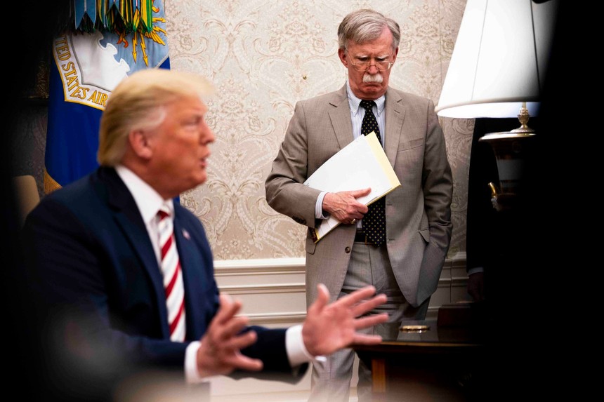 John Bolton tại Nhà Trắng vào tháng 8/2019 cùng Tổng thống Mỹ Donald Trump. Ảnh: NYT.