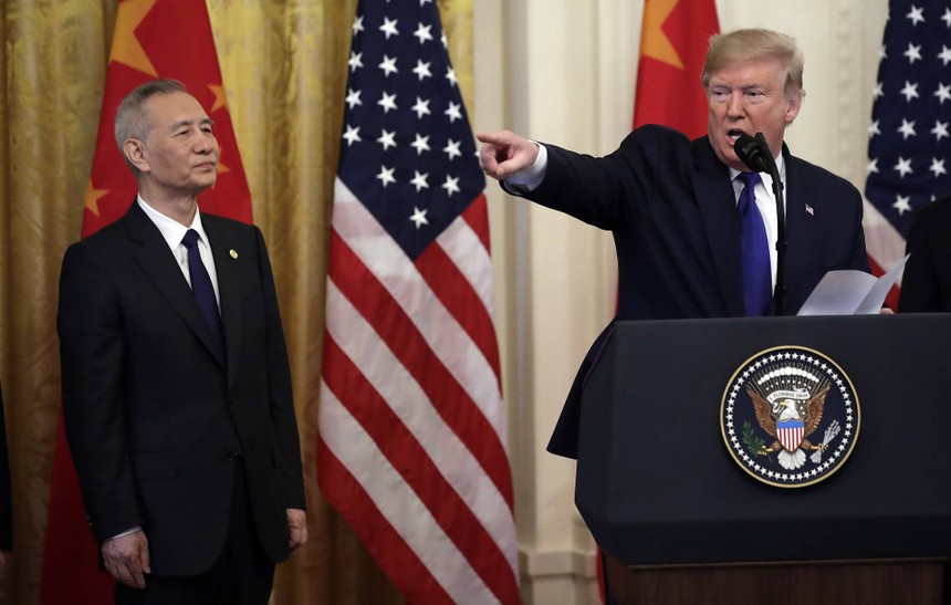 Phó Thủ tướng Quốc Vụ viện Trung Quốc Lưu Hạc và Tổng thống Mỹ Donald Trump. Ảnh: AP.