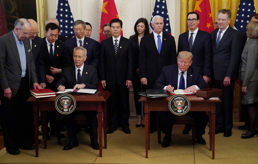 Phó Thủ tướng Quốc vụ viện Trung Quốc Lưu Hạc và Tổng thống Mỹ Donald Trump ký kết thỏa thuận thương mại Mỹ - Trung giai đoạn 1. Ảnh: Reuters.