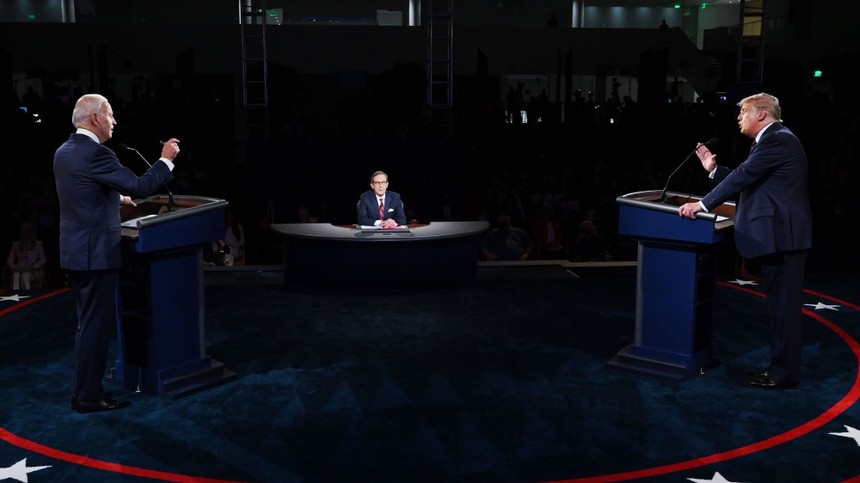 Hai ứng cử viên tổng thống Mỹ tại cuộc tranh luận trực tiếp ở Cleveland hôm 29/9. Ảnh: AFP.