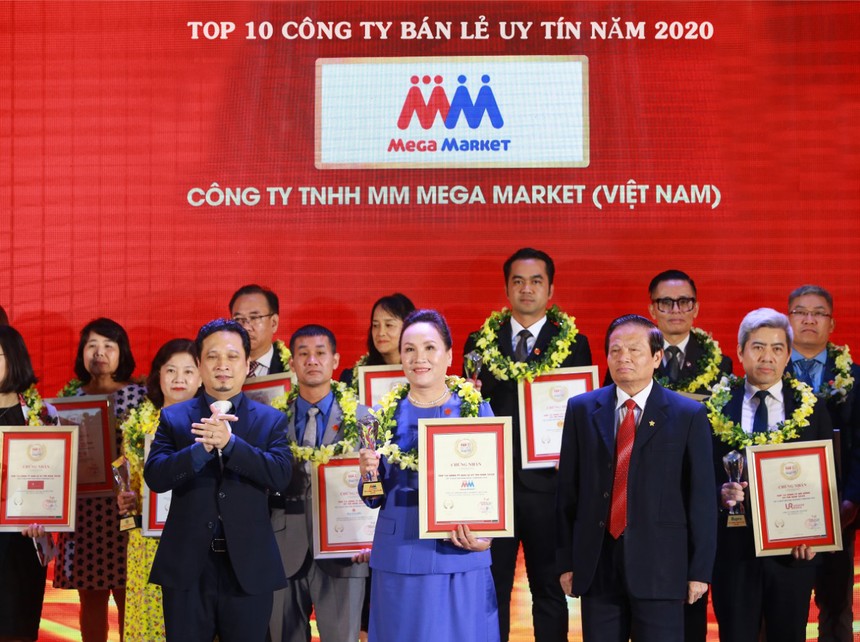 Bà Trần Kim Nga, Giám đốc đối ngoại MMVN nhận giải thưởng.