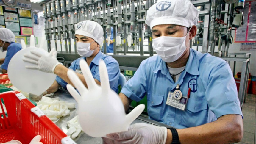 Nhu cầu tăng vọt vì dịch Covid-19, một công ty sản xuất găng tay cao su lãi tăng hơn 20 lần