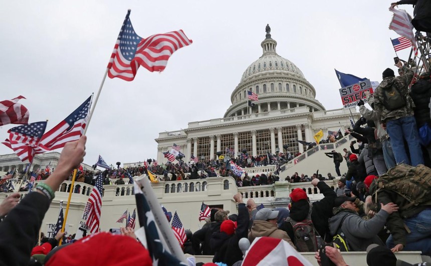 Đám đông những người ủng hộ ông Trump xông vào Điện Capitol. Washington ngày 6/1. Ảnh: Reuters.