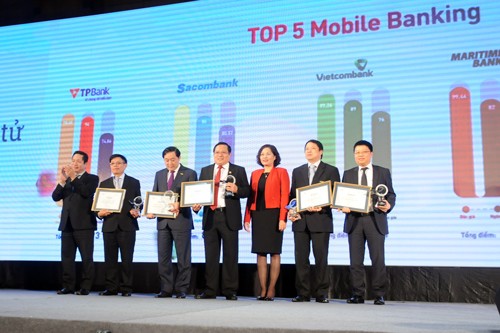 Lãnh đạo Ngân hàng Nhà nước và Smartlink trao danh hiệu Top 5 Mobile Banking cho các ngân hàng