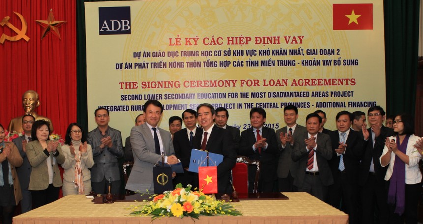 Thống đốc Nguyễn Văn Bình và ông Tomoyuki Kimura, Giám đốc Quốc gia ADB tại Việt Nam ký kết các hiệp định vay vốn