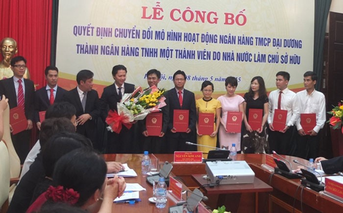 Ông Đỗ Thanh Sơn (cầm hoa), Chủ tịch và các lãnh đạo mới của Ngân hàng TNHH một thành viên Đại Dương trong Lễ công bố ra mắt Ngân hàng