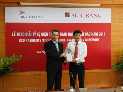 Ông Nguyễn Hải Long, Phó tổng giám đốc Agribank nhận giải từ lãnh đạo Bank of New York Mellon 
