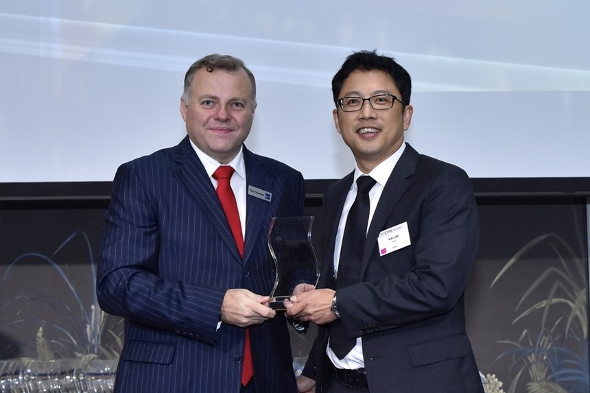 Ông Fung Kai Jin (phải), Phó tổng giám đốc VPBank - Giám đốc Khối Doanh nghiệp vừa và nhỏ  nhận giải thưởng giải “Dịch vụ ngân hàng vừa và nhỏ tốt nhất Việt Nam 2015” tại Singapore
