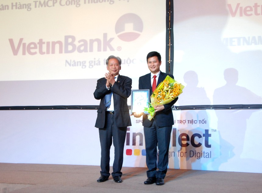 Ông Trần Công Quỳnh Lân, Phó tổng giám đốc VietinBank đại diện Ngân hàng nhận giải thưởng