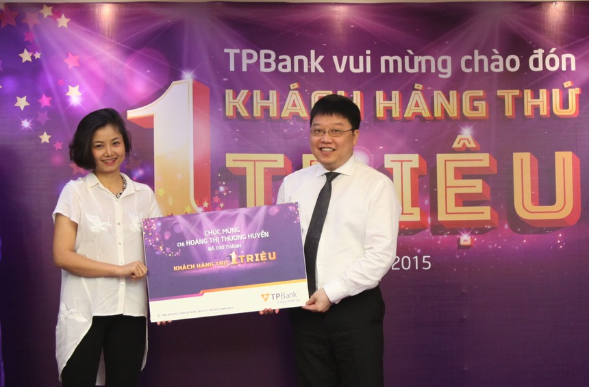 Ông Nguyễn Hưng, Tổng Giám đốc TPBank chào mừng khách hàng thứ 1 triệu của ngân hàng