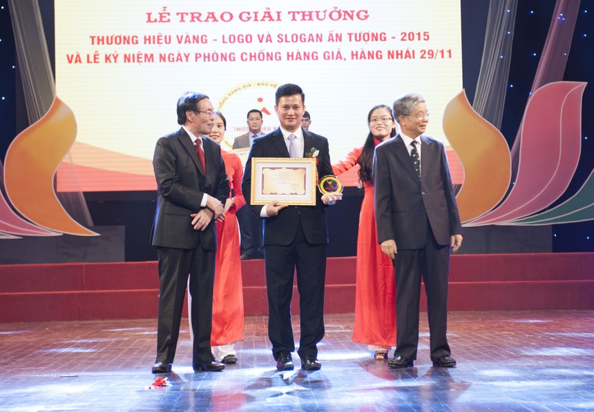 Phó Tổng Giám đốc Trần Công Quỳnh Lân đại diện VietinBank nhận Giải thưởng Thương hiệu vàng, logo và slogan ấn tượng năm 2015