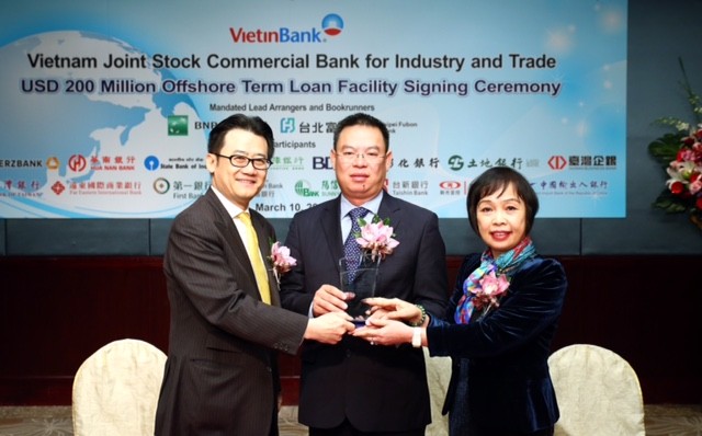 Đại diện VietinBank, BNP Paribas và Taipei Fubon Commerical Bank trao kỷ niệm chương của Lễ ký kết