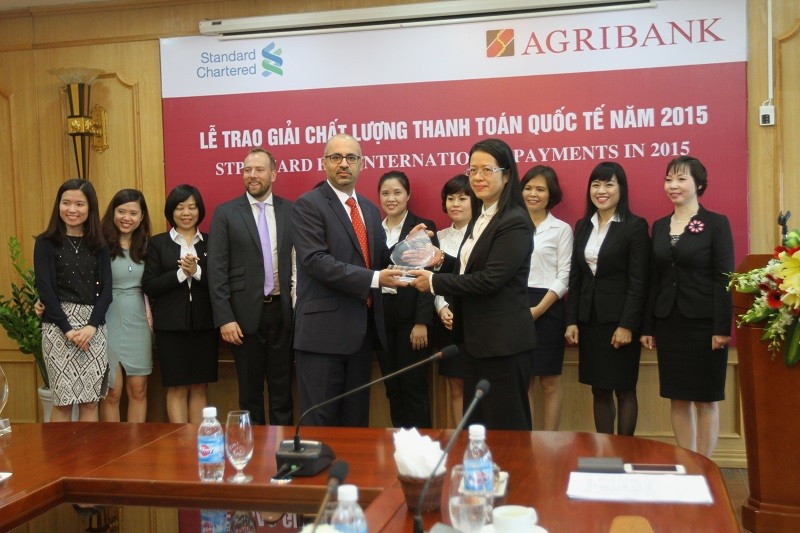 Bà Nguyễn Thị Phượng, Phó tổng giám đốc Agribank đại diện nhận giải