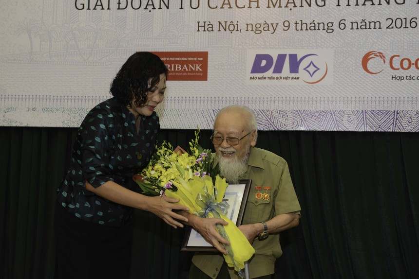 Phó Thống đốc Nguyễn Thị Hồng trao thưởng tới cụ Nguyễn Huệ sinh năm 1922
