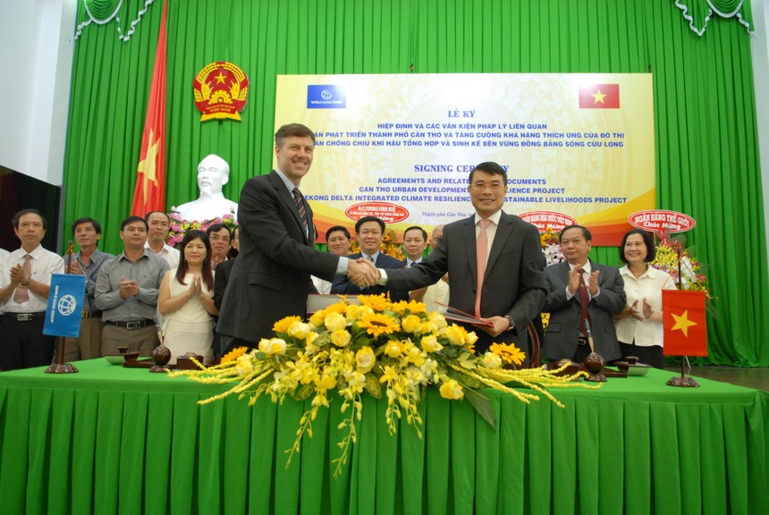 Ông Achim Fock, quyền Giám đốc Quốc gia WB tại Việt Nam và Thống đốc Ngân hàng Nhà nước Lê Minh Hưng ký kết hiệp định