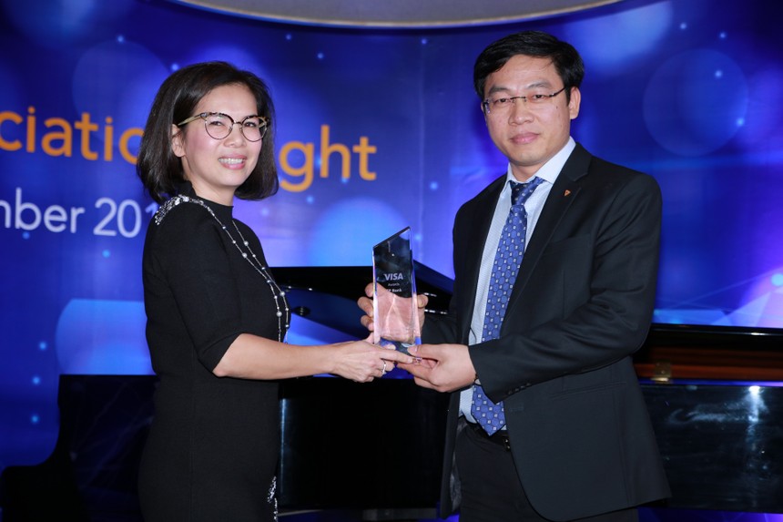 Ông Đinh Văn Chiến Phó Tổng giám đốc, Giám đốc Khối Ngân hàng cá nhân của TPBank thay mặt Ngân hàng nhận giải thưởng từ Visa