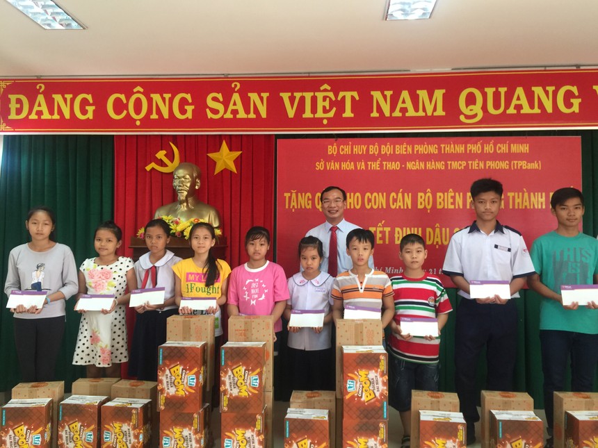 Ông Khúc Văn Họa, Phó tổng giám đốc TPBank trao quà cho các em nhỏ tại Hải đội 2.