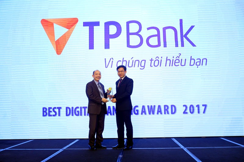 Phó Tổng Giám đốc TPBank Đinh Văn Chiến đại diện Ngân hàng nhận giải thưởng “Ngân hàng số xuất sắc nhất 2017”
