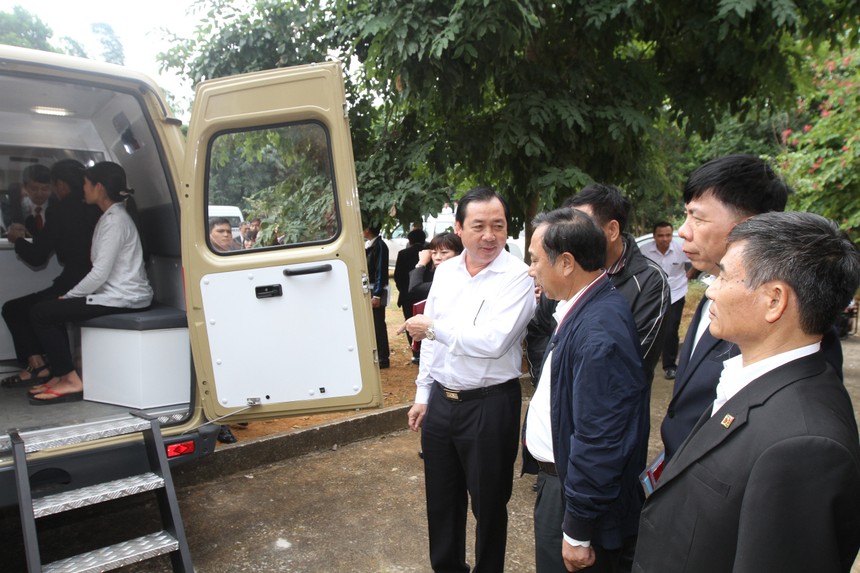 Tổng Giám đốc Agribank Tiết Văn Thành (áo trắng) kiểm tra giao dịch thử