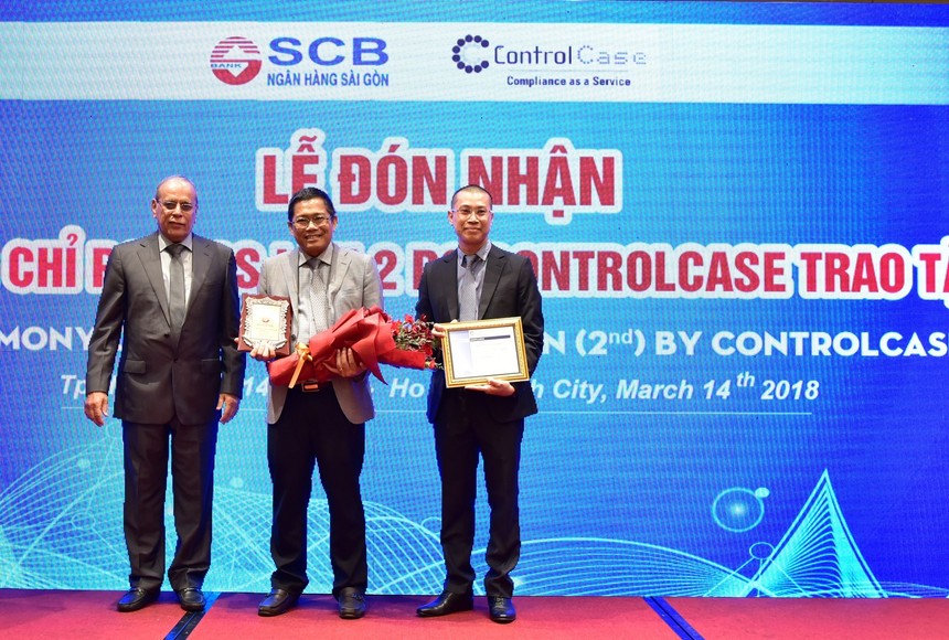 Ông Lê Minh Huấn (giữa) - Phó tổng giám đốc phụ trách Khối Công nghệ thông tin SCB đón nhận chứng chỉ PCI DSS lần 2 từ ông Suresh Dadlani (trái)- Giám đốc Điều hành ControlCase