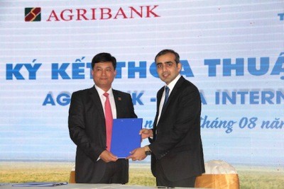 Ông Phạm Toàn Vượng - Phó tổng giám đốc Agribank và ông Jitendra Manghnani - Tổng giám đốc TATA International Việt Nam trao Thỏa thuận hợp tác.