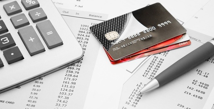 Chủ thẻ ngân hàng thường phải chịu 2 loại phí cố định