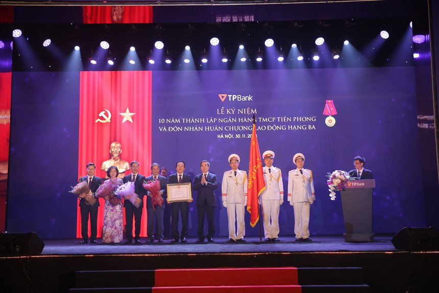 Ông Nguyễn Văn Bình - Ủy Viên Bộ Chính trị - Bí thư Trung ương Đảng – Trưởng Ban Kinh tế Trung ương trao tăng Huân chương lao động cho TPBank