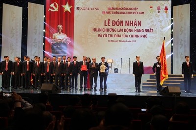 hủ tướng Nguyễn Xuân Phúc trao Huân chương Lao động hạng Nhất
cho Agribank nhân dịp kỉ niệm 30 năm ngày thành lập  (26/03/2018)