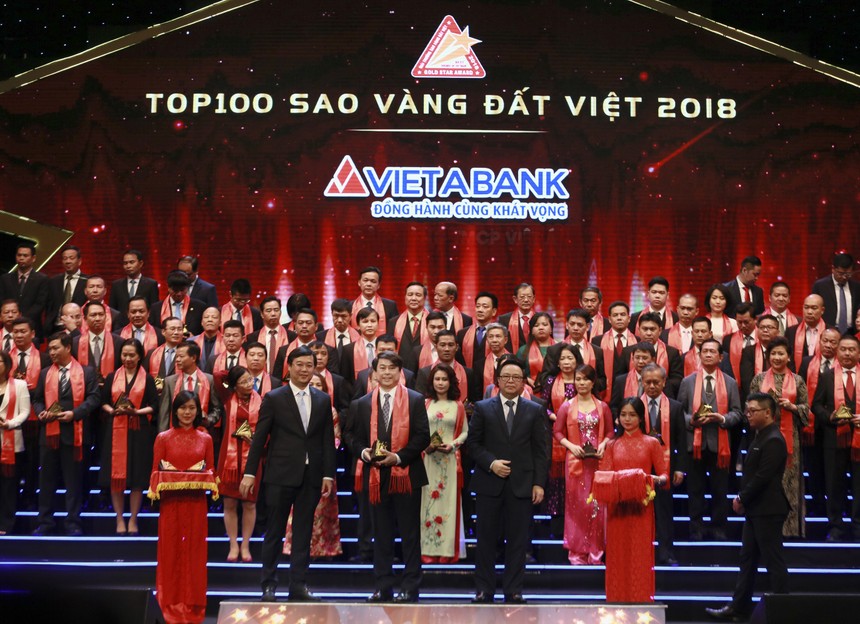 Ông Nguyễn Văn Hảo, Tổng Giám đốc VietABank nhận giải thưởng.