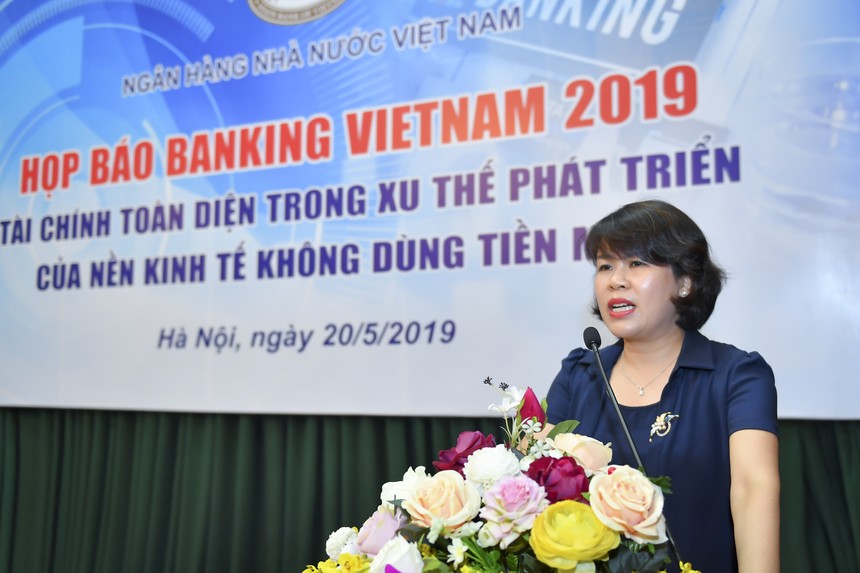 Bà Nguyễn Thị Hòa, Phó viện trưởng phụ trách Viện Chiến lược Ngân hàng, Ngân hàng Nhà nước Việt Nam phát biểu tại buổi Họp báo