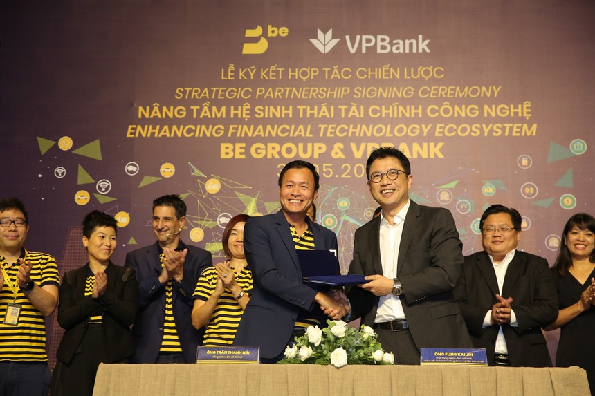 Ông Fung Kai Jin, Phó tổng giám đốc, Giám đốc khối doanh nghiệp nhỏ và vừa VPBank và ông Trần Thanh Hải, Tổng Giám đốc BE GROUP tại lễ ký kết.