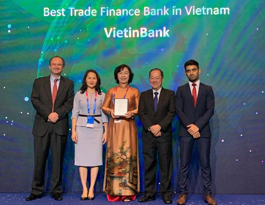 Bà Trần Thị Minh Đức nhận giải thưởng danh giá của The Asian Banker