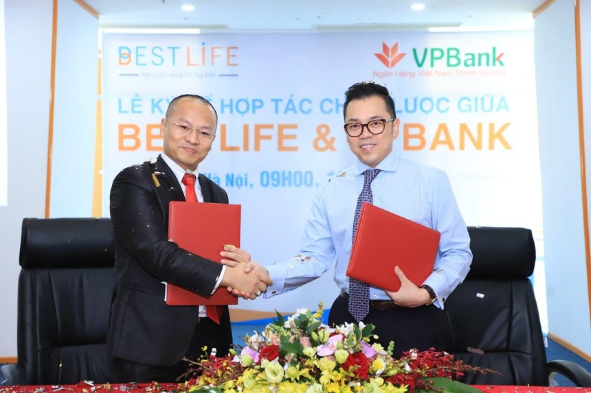 Ông Phùng Duy Khương, Phó Tổng Giám đốc kiêm Giám đốc khối KHCN VPBank (bên phải) tại buổi ký kết thỏa thuận