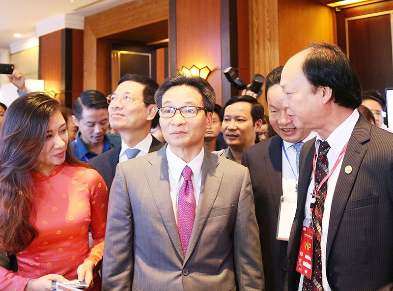 Phó Thủ tướng Chính Phủ Vũ Đức Đam tham quan gian hàng Ví Việt tại khu Triển lãm.