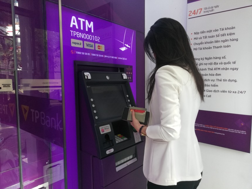 TPBank khuyến cáo khách hàng nên che tay khi nhập mã PIN tại ATM