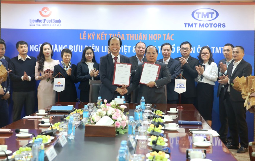 Ông Nguyễn Đình Thắng, Chủ tịch HĐQT LienVietPostBank và ông Bùi Văn Hữu, Chủ tịch HĐQT kiêm Tổng giám đốc TMT tại buổi ký kết.