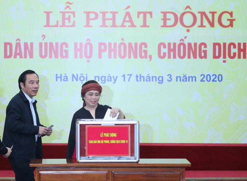 Bà Thái Hương, Phó chủ tịch HĐQT, Tổng giám đốc Ngân hàng TMCP Bắc Á ủng hộ phòng chống dịch Covid - 19 