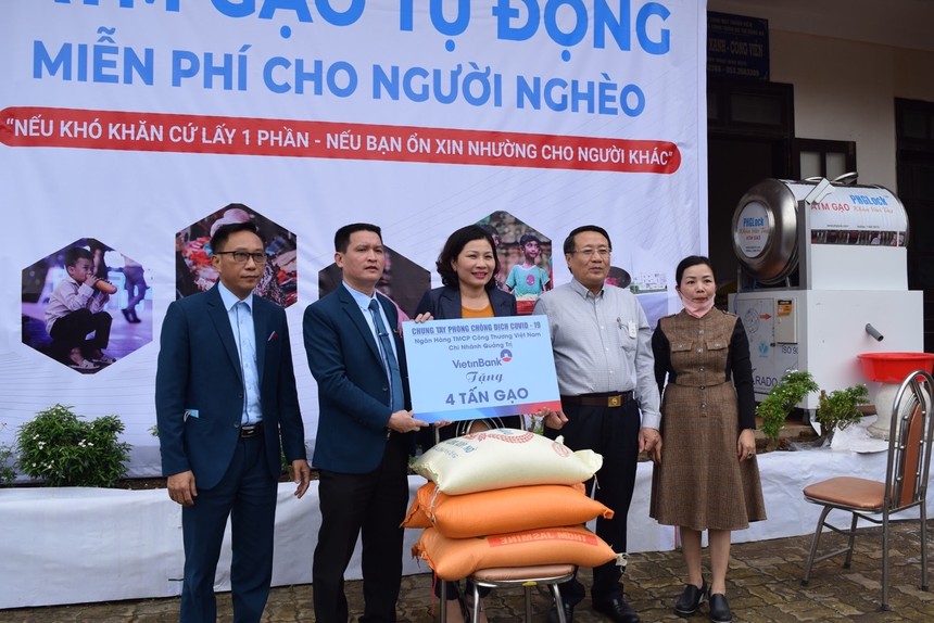 Ban Giám đốc VietinBank Quảng Trị trao biển tượng trưng số gạo phát trong chương trình “Ngân hàng gạo nghĩa tình” cho lãnh đạo tỉnh Quảng Trị