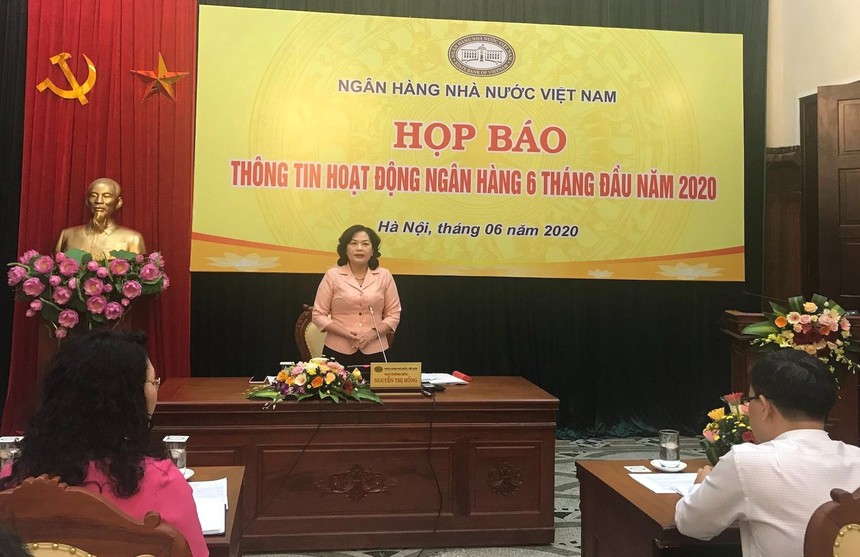 Bà Nguyễn Thị Hồng, Phó Thống đốc Ngân hàng Nhà nước (NHNN) Việt Nam trao đổi tại Họp báo.
