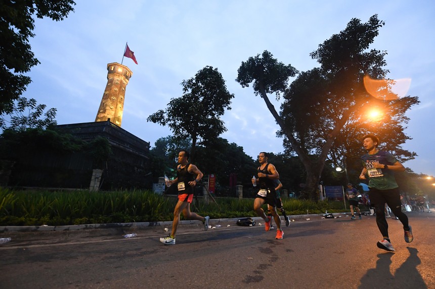 “Đón bình minh - Chào bình thường mới” cùng VPBank Hanoi Marathon ASEAN 2020 
