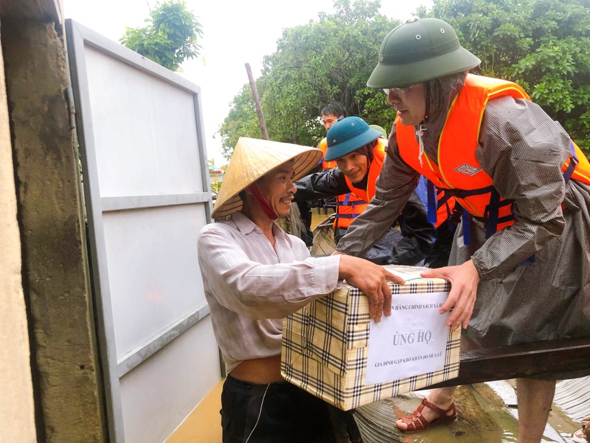 Đoàn công tác của Ngân hàng Chính sách xã hội đã trực tiếp trao quà hỗ trợ cho gia đình ông Hoàng Trọng Phú ở thôn Trần Xá, xã Hàm Ninh, huyện Quảng Ninh