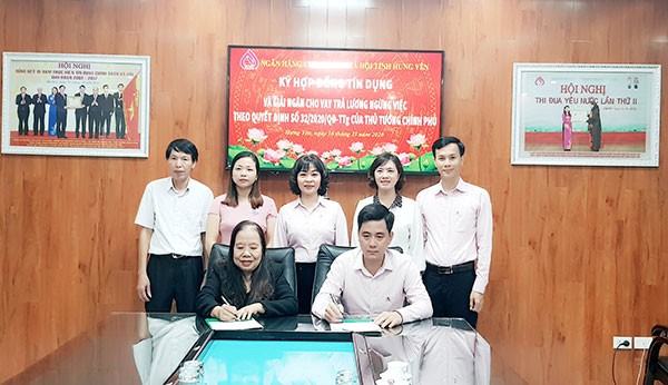 Ngân hàng Chính sách xã hội tỉnh Hưng Yên ký hợp đồng tín dụng với khách hàng được vay vốn
