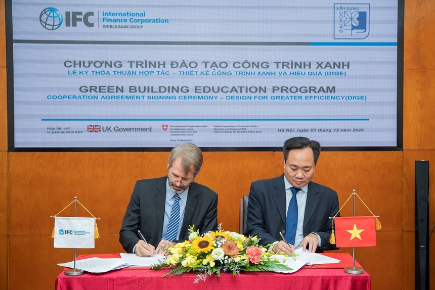  Lễ ký kết giữa ông Kyle Kelhofer, Giám đốc Quốc gia IFC và PGS.TS. Phạm Xuân Anh, Phó Hiệu trưởng Trường Đại học Xây dựng tại Hà Nội ngày 3/12/2020.