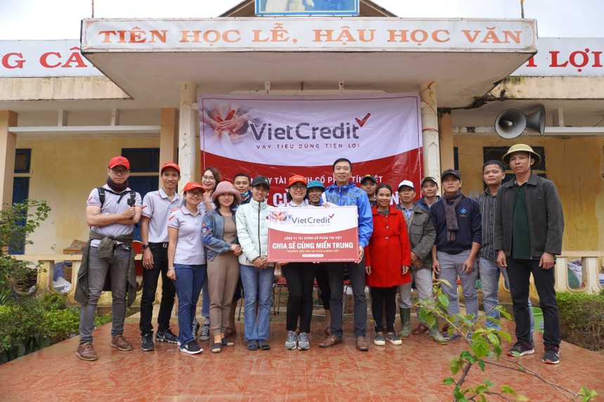 Đại diện VietCredit chụp ảnh lưu niệm với Ban giám hiệu trường trung học và trung học cơ sở Hướng Việt