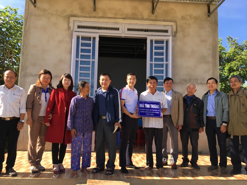 Đại diện Đoàn Thanh niên SCB trao 3 căn nhà tình thương tại Lâm Đồng