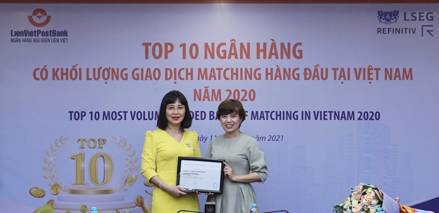 Đại diện LienVietPostBank, bà Nguyễn Ánh Vân, Phó tổng giám đốc nhận giải thưởng