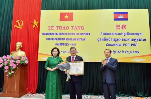 Ông Nguyễn Văn Giàu, Chủ nhiệm Ủy ban Đối ngoại của Quốc hội, nguyên Thống đốc NHNN vinh dự đón nhận Huân chương Hoàng gia Campuchia