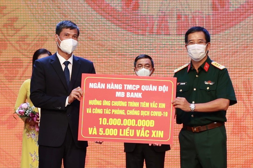 Ông Lưu Trung Thái, Phó Chủ tịch Hội đồng Quản Trị, Tổng giám đốc MB đã trực tiếp trao tặng số tiền 10 tỷ đồng tới đại diện UBND TP. Hà Nội 