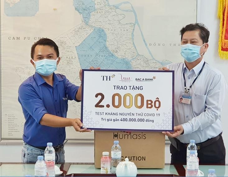 TH trao tặng 2000 bộ test nhanh covid-19 tới Sở Y tế tỉnh An Giang.