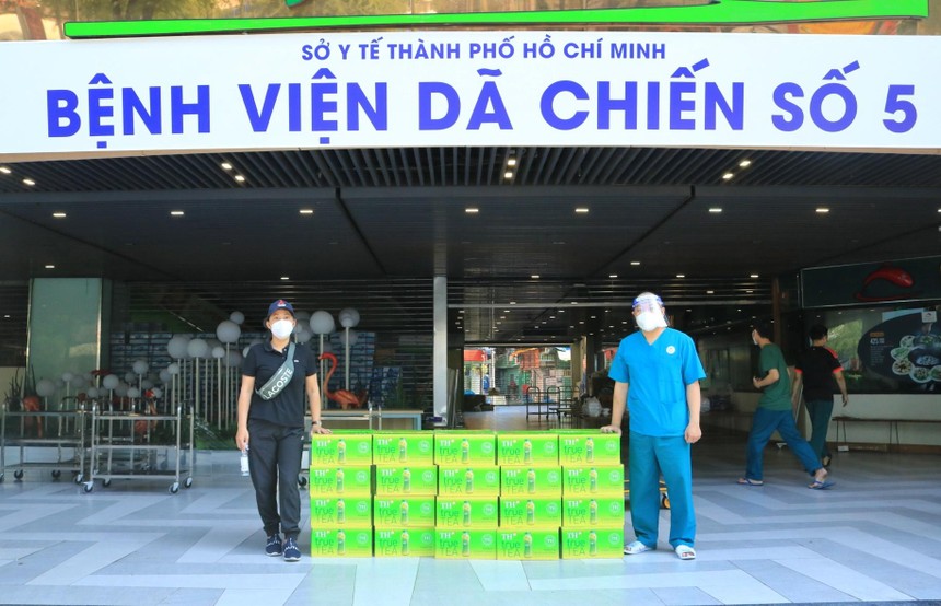 Bác sĩ Vũ Biên Luận - Đội trưởng Đội hậu cần bệnh viện dã chiến thu dung số 5 đại diện nhận 40 thùng trà tự nhiên TH true TEA được chở từ Uỷ ban Trung ương Mặt trận Tổ quốc Việt Nam TP.HCM